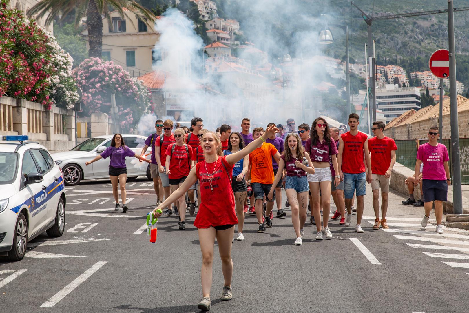 Dubrovački maturanti nakon proslave po školama Dana maturanata slavlje su nastavili na gradskim ulicama.