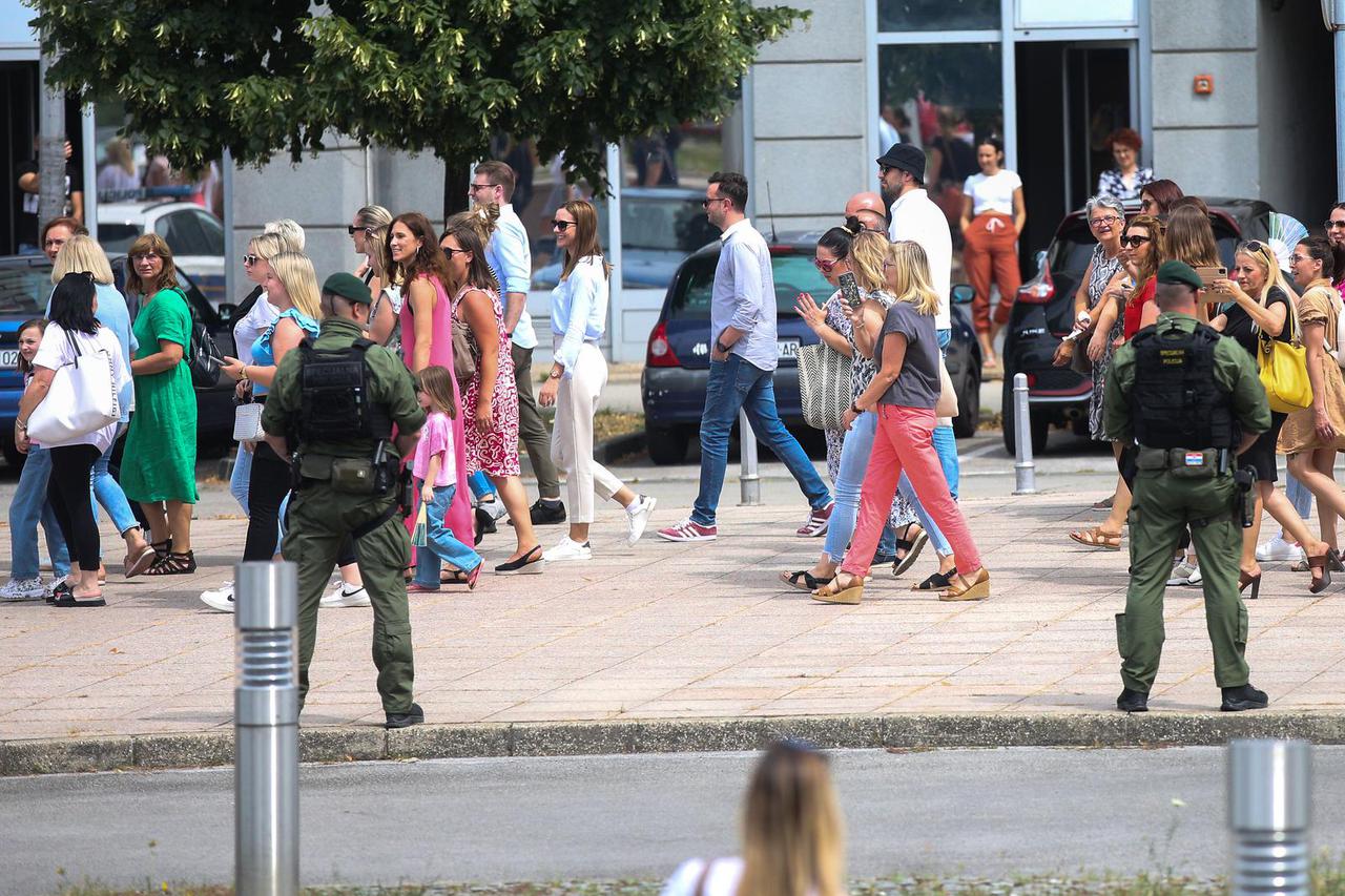 Zagreb: Pravosudni službenici nastavljaju sa štrajkom, stigli su pred zgradu NSK