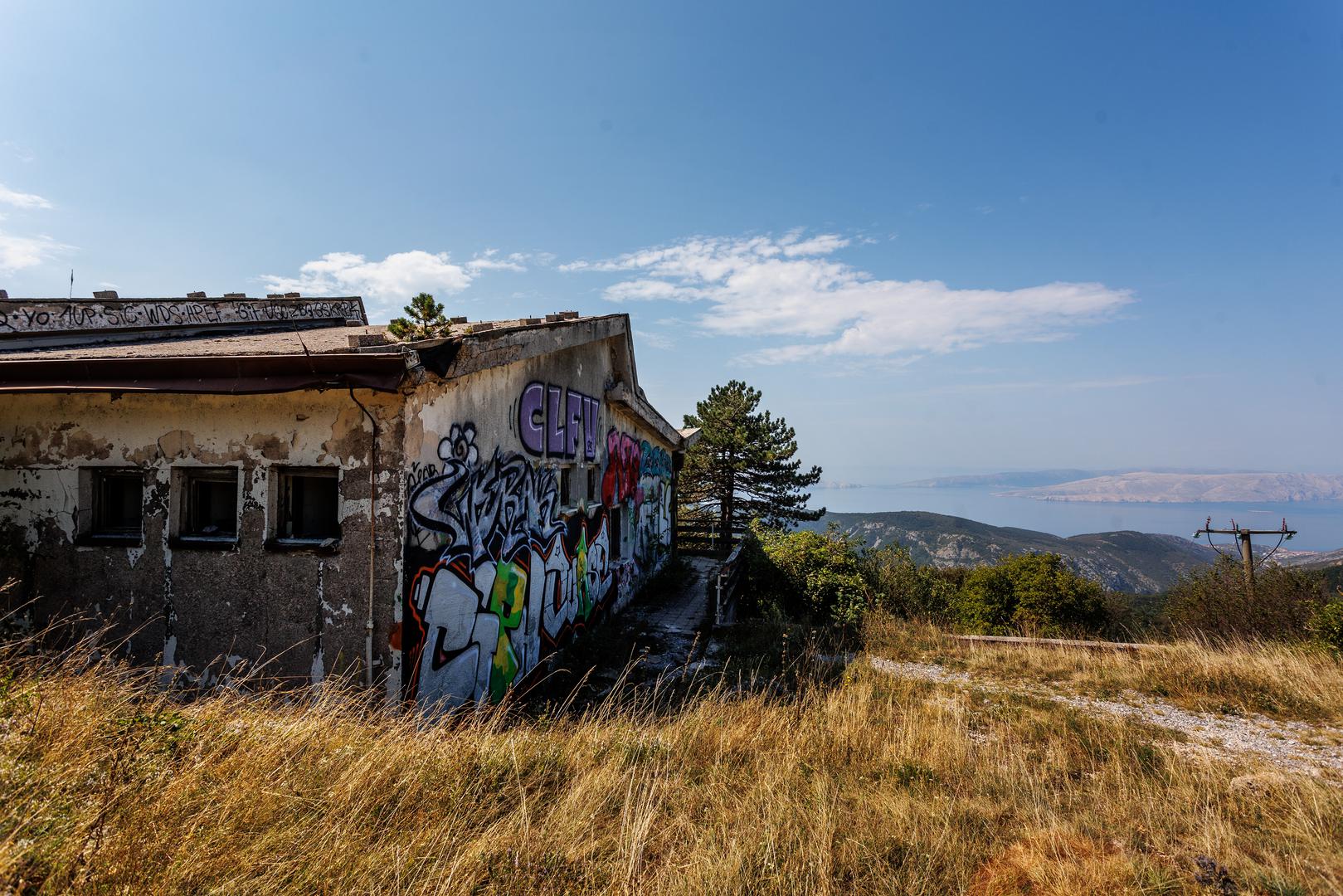 Sagrađen je sredinom 70-ih godina, kao objekt ugostiteljskog poduzeća Velebit. U danima slave u njemu su se zaustavljali turisti, dolazili domaći ljudi. Bio je pun cijele godine