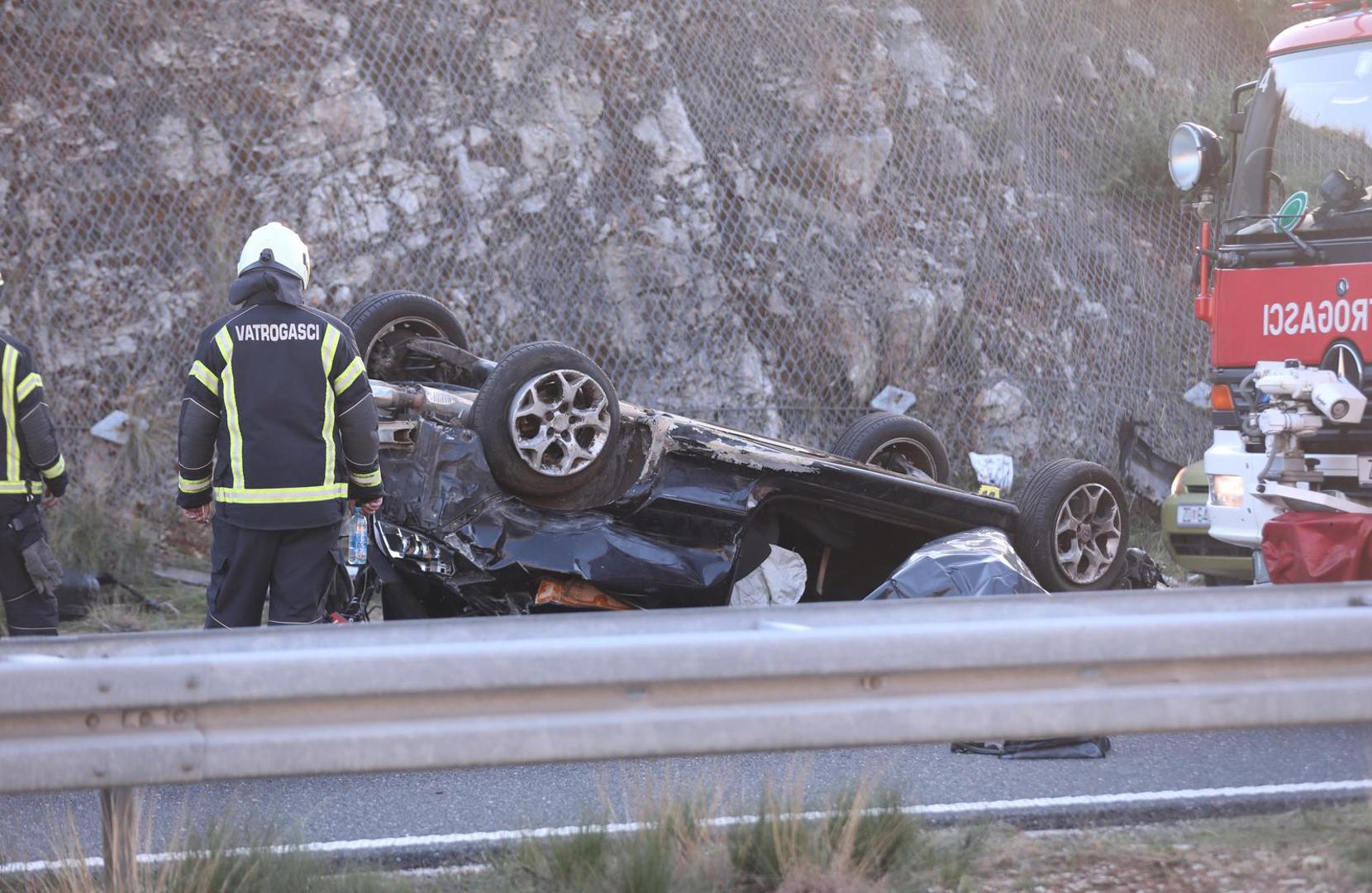 24.12.2023., Dugopolje - Zbog prometne nesrece na A1 nedaleko iza tunela Zaranac iz smjera Dugopolja prema Dubrovniku kojom pri cemu je jedna osoba smrtno stradala a tri ozlijedjene u prevrtanju vozila promet se odvija usporeno. Ulaz iz Dugopolja prema Dubrovniku je zatvoren za promet. Photo: Ivo Cagalj/PIXSELL