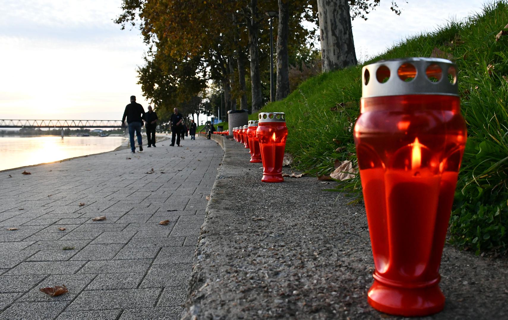 06.10.2022., Slavonski Brod - U znak sjecanja na 30. obljetnicu pada Bosanskog Broda i veceg dijela Bosanske Posavin​e​ na setalistu uz rijeku Savu​ upaljeno je 500 lampiona.​ Photo: Ivica Galovic/PIXSELL