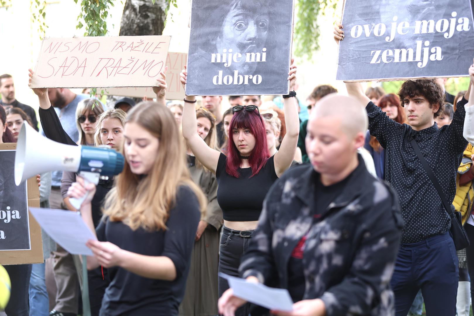 30.10.2023., Zagreb - Prosvjed protiv povratka profesora Ozrena Prohica na fakultet. Okupljeni su ispred glavne zgrade ADU i preko zvucnika usmjerenog prema ADU pustili snimku zlostavljanja prof. Prohica. Takodjer su na prosvjedu predstavili zahtjeve za koje vjerujemo da su od velike vaznosti kako bi se studente stvarno zastitilo od neprimjerenog ponasanja profesora, te kako bi se sustav “Nismo trazile” poboljsao tako da zaista stiti i daje podrsku zrtvama seksualnog uznemiravanja, napastovanja na ADU i ostalim obtazovnim institucijama. Photo: Sanjin Strukic/PIXSELL