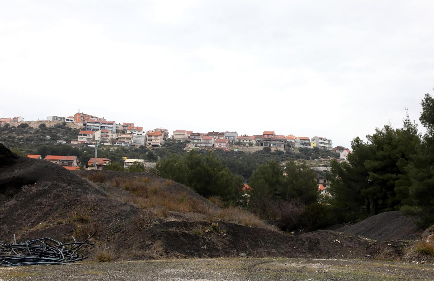 25.02.2023., Sibenik - Ostaci otpadne troske na terenu bivse tvornice elektroda i feroleguta TEF u Sibeniku.
  Photo: Dusko Jaramaz/PIXSELL