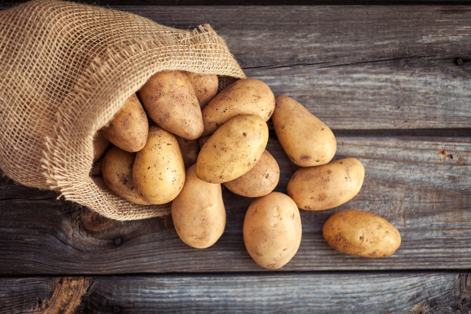 Krumpir: Krumpiri obično traju do dva tjedna u hladnjaku i dva mjeseca u smočnici. Znat ćete da im je vrijeme isteklo kada počnu rasti klice i razvijati meke crne mrlje na koži.