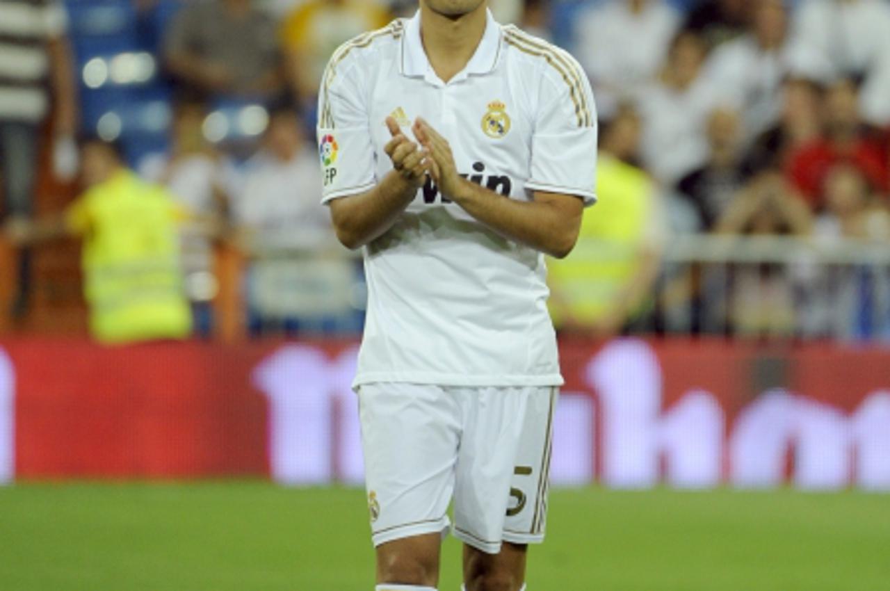 \'Real Madrid\'s Nuri Sahin claps while standing in the line up before his team\'s Santiago Bernabeu trophy match against Galatasaray at the Santiago Bernabeu Stadium, on August 24, 2011 in Madrid. AF