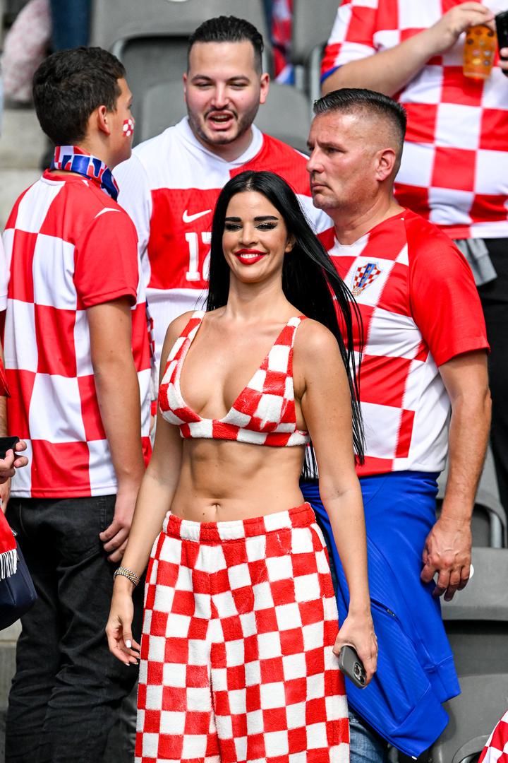 Jedna od najpoznatijih nogometnih navijačica na svijetu Ivana Knoll i ovo ljeto podržava hrvatsku nogometnu reprezentaciju na još jednom velikom natjecanju.