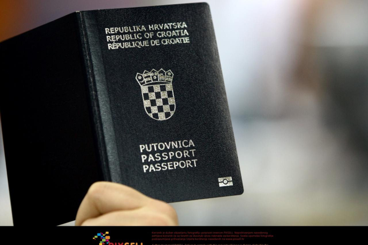 '19.01.2010., Zagreb - Odjel za izdavanje putovnica u Policijskoj upravi Zagrebackoj, Petrinjska 30. Od ovog tjedna u opticaju su nove putovnice. Izvana se od stare razlikuje po maloj oznaci, cipu pri