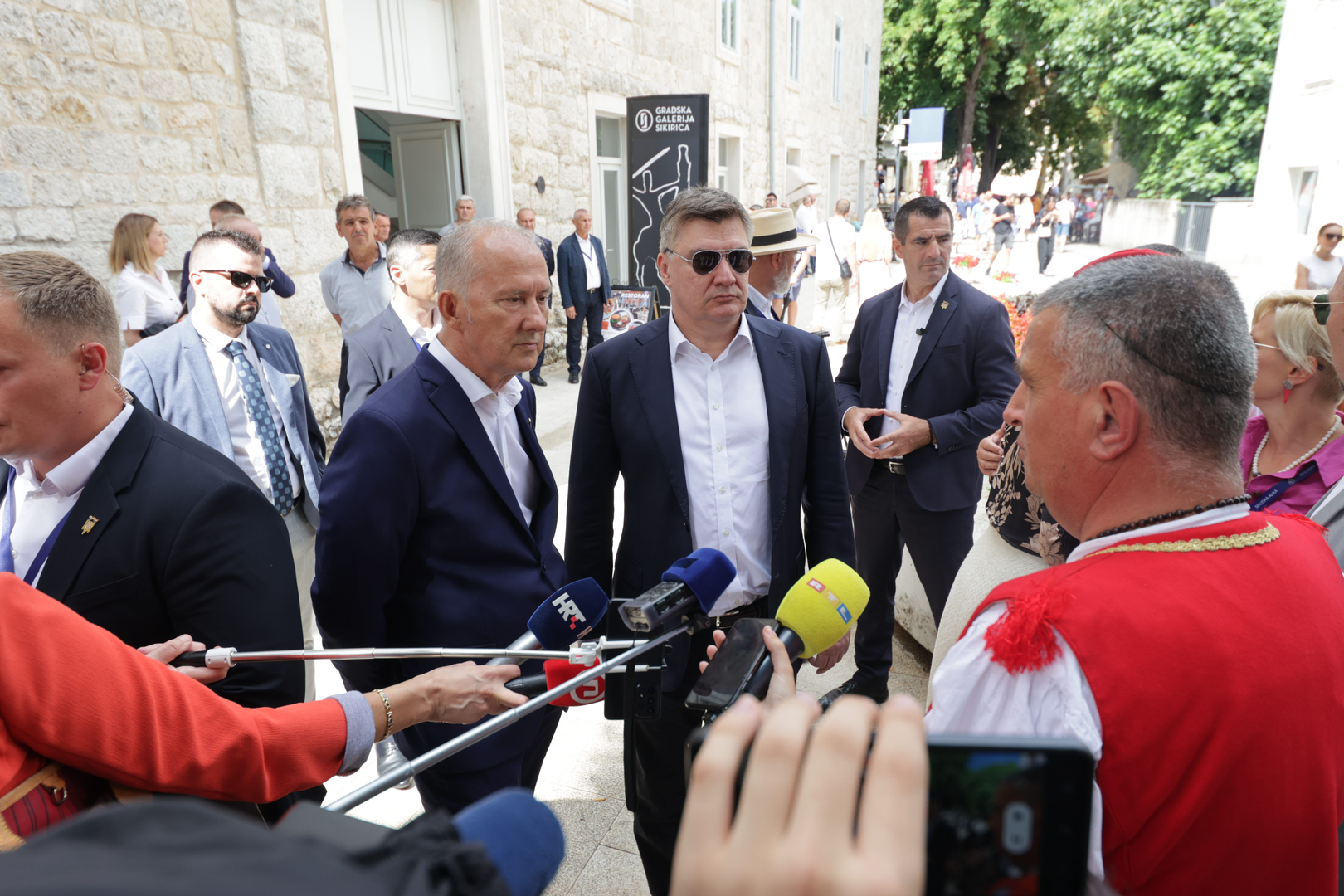 06.08.2023., Sinj - Predsjednik Zoran Milanovic u drustvu supruge Sanje Music Milanovic stigao na 308. Sinjsku Alku. Photo: Zvonimir Barisin/PIXSELL