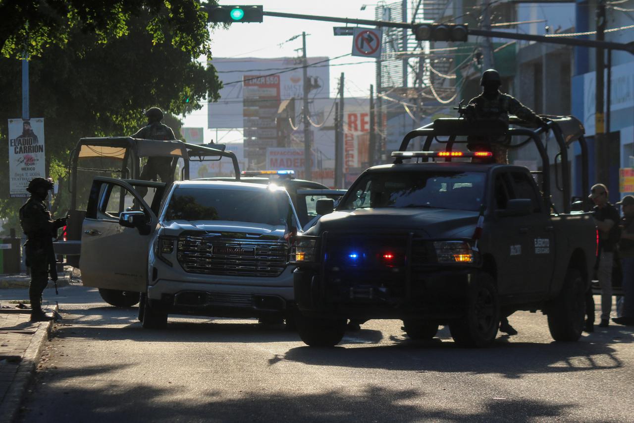 Day of Sinaloa violence prompts fears of intra-cartel war after "El Mayo" arrest