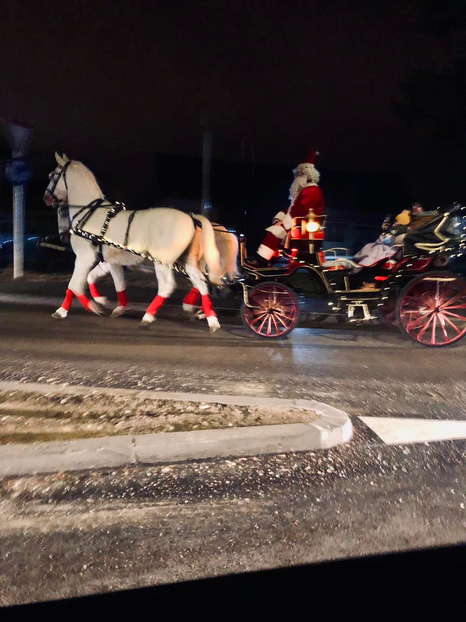 Djed Božićnjak stigao u Dubravu