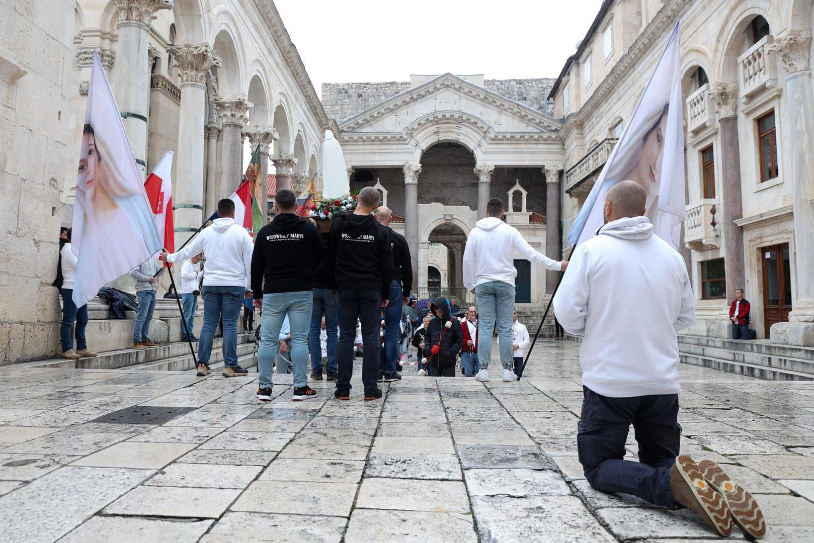 04.11.2023., Split - Peristil, prva subota u studenom molitelji ponovno na trgovima, u Splitu ovog puta uz kisu i bez performera.  Photo: Ivana Ivanovic/PIXSELL