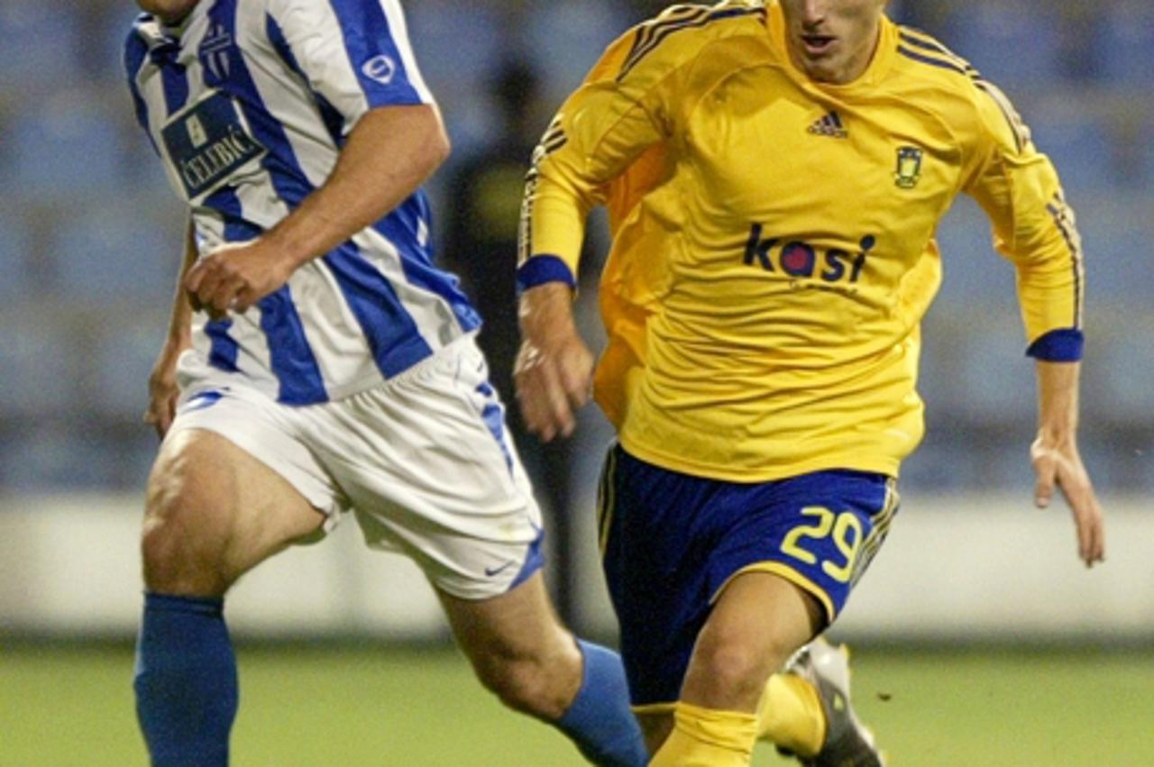 'Brondby\'s Daniel Wass (R) fights for the ball with Buducnost Podgorica\'s Fatos Beciraj during their third qualifying round Europa League soccer match in Podgorica July 29, 2010.  REUTERS/Stevo Vasi