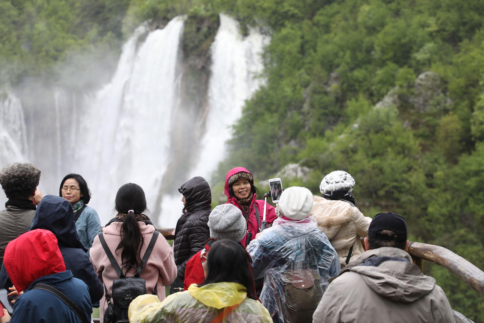 Naime, Veliki slap je nabujao pa su fotografije S Plitvica zbog toga još ljepše.