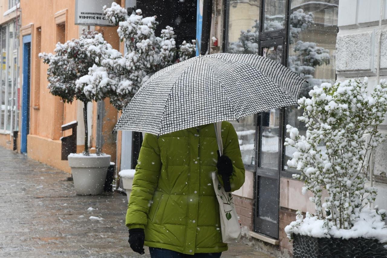 U Sisku cijeli dan snijeg pada