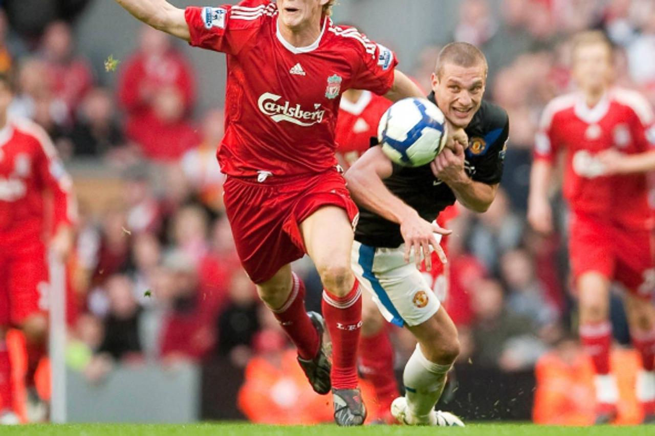 \'25.10.2009, Anfield, Liverpool, ENG, PL, Liverpool FC vs Manchester United, Liverpool\'s Dirk Kuyt is deliberately fouled by Manchester United\'s Nemanja Vidic, who was shown a second yellow card an