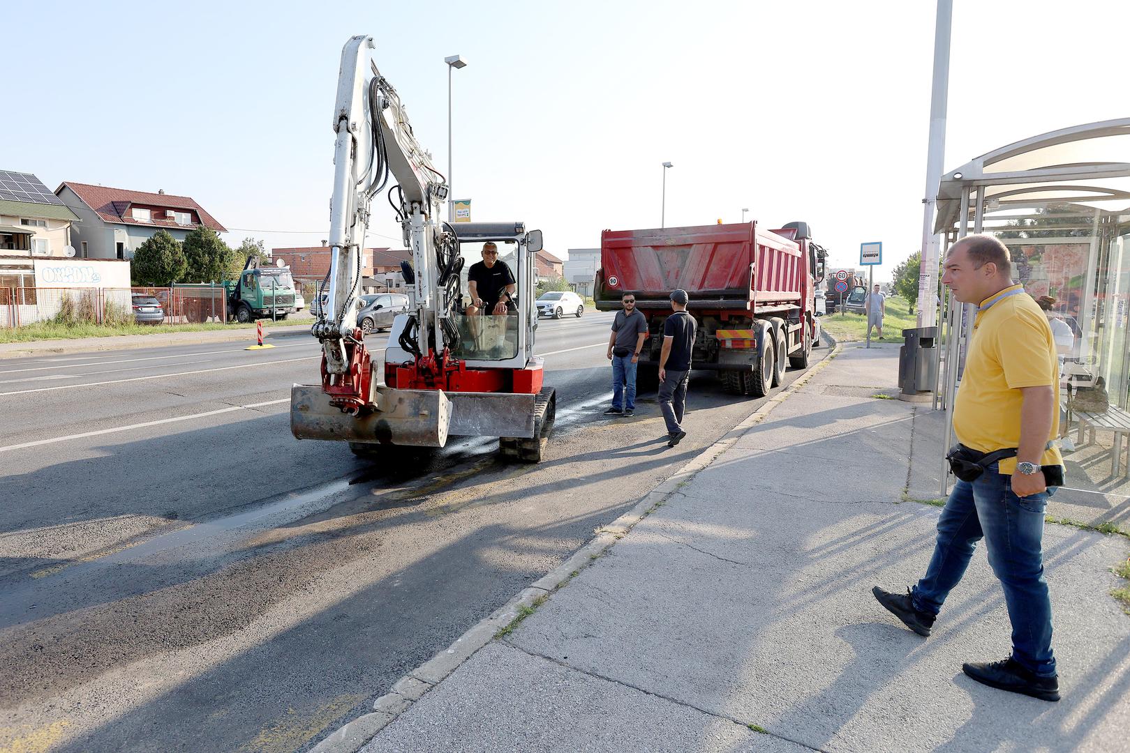 adovi će trajati do nedjelje 15. rujna do 20 sati, a sve do tad će južna kolnička traka na tom dijelu biti zatvorena pa se promet privremeno odvija po preostalom slobodnom dijelu kolnika.