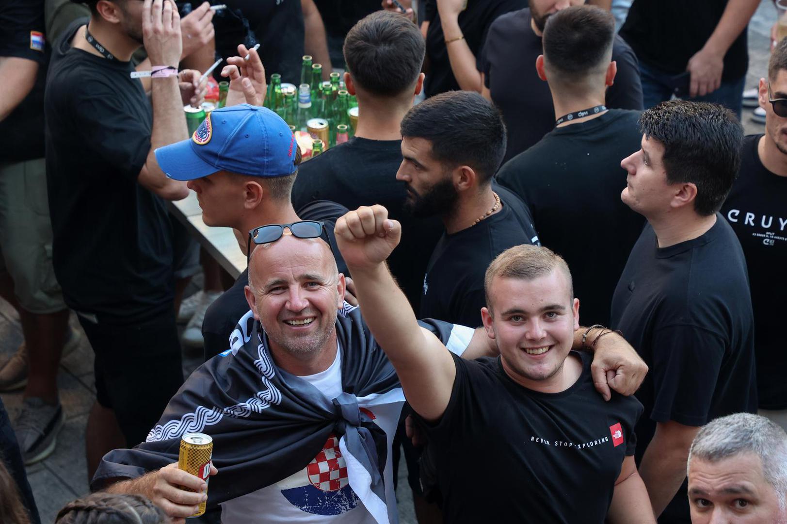 Dvije godine bez nastupa za mnoge su obožavatelje bile jako duge, pa su njegov koncerte jedva dočekali i odmah pohrlili na njih. U Imotski su se slile rijeke ljudi, a na stadionu ih se očekuje više od 20.000 tisuća.