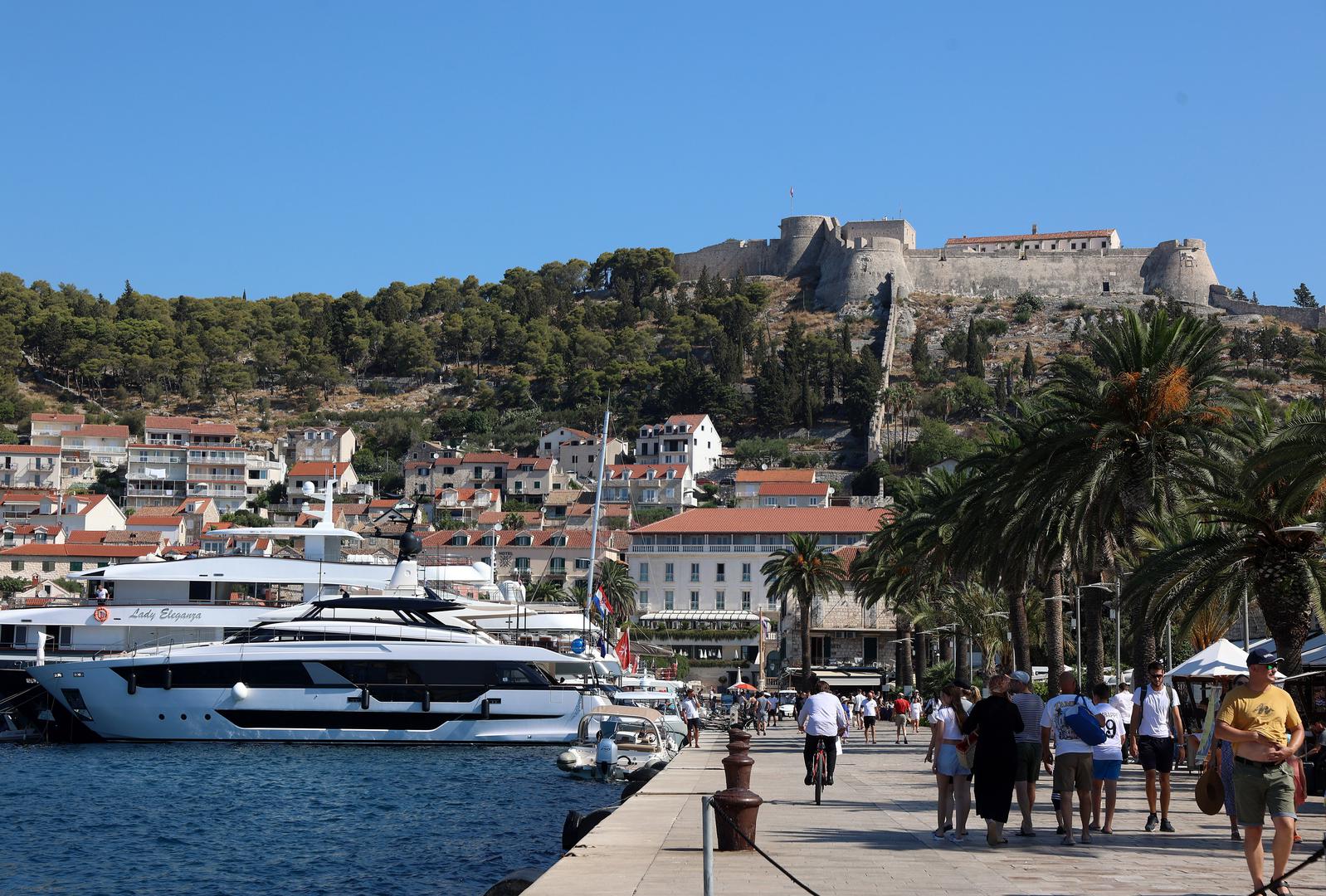 31. 07. 2024. Hvar- Hvar nakon incidenta i prosvjeda vratio se u uobicajnu turisticku kolotecinu.  Photo: Ivana Ivanovic/PIXSELL