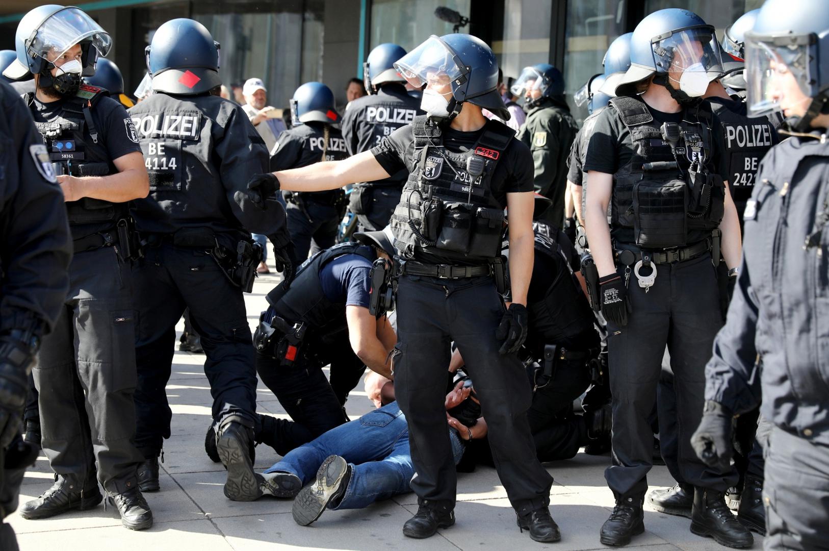 Protest during the coronavirus disease (COVID-19) outbreak in Berlin A protester is detained by police officers during a demonstration at Alexanderplatz, amid the spread of the coronavirus disease (COVID-19), in Berlin, Germany, May 9, 2020. REUTERS / Christian Mang CHRISTIAN MANG