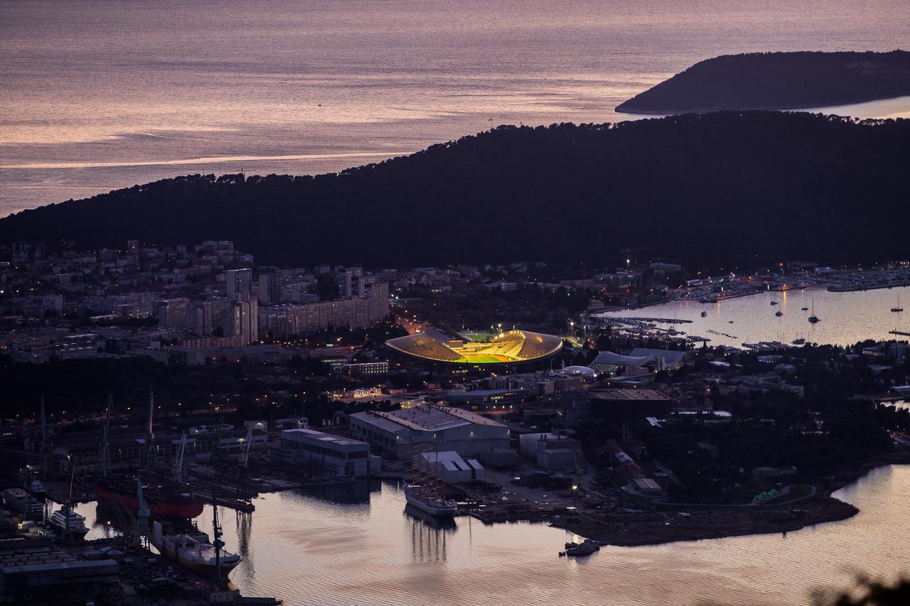 Pogled s obronaka Kozjaka na osvjetljeni stadion Poljud