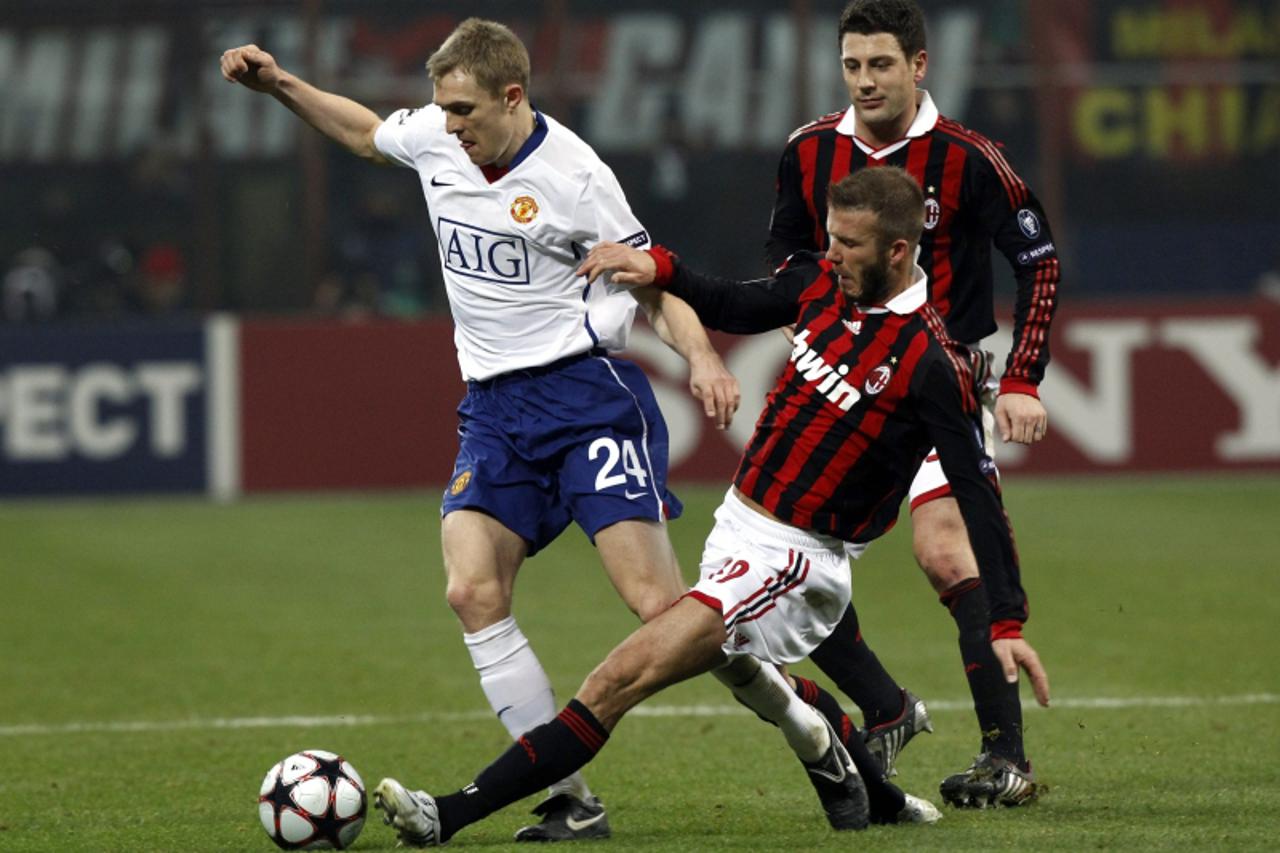 'Manchester United\'s Darren Fletcher (L) challenges AC Milan\'s David Beckham (C) and Daniele Bonera during their Champions League soccer match at the San Siro stadium in Milan February 16, 2010. Man