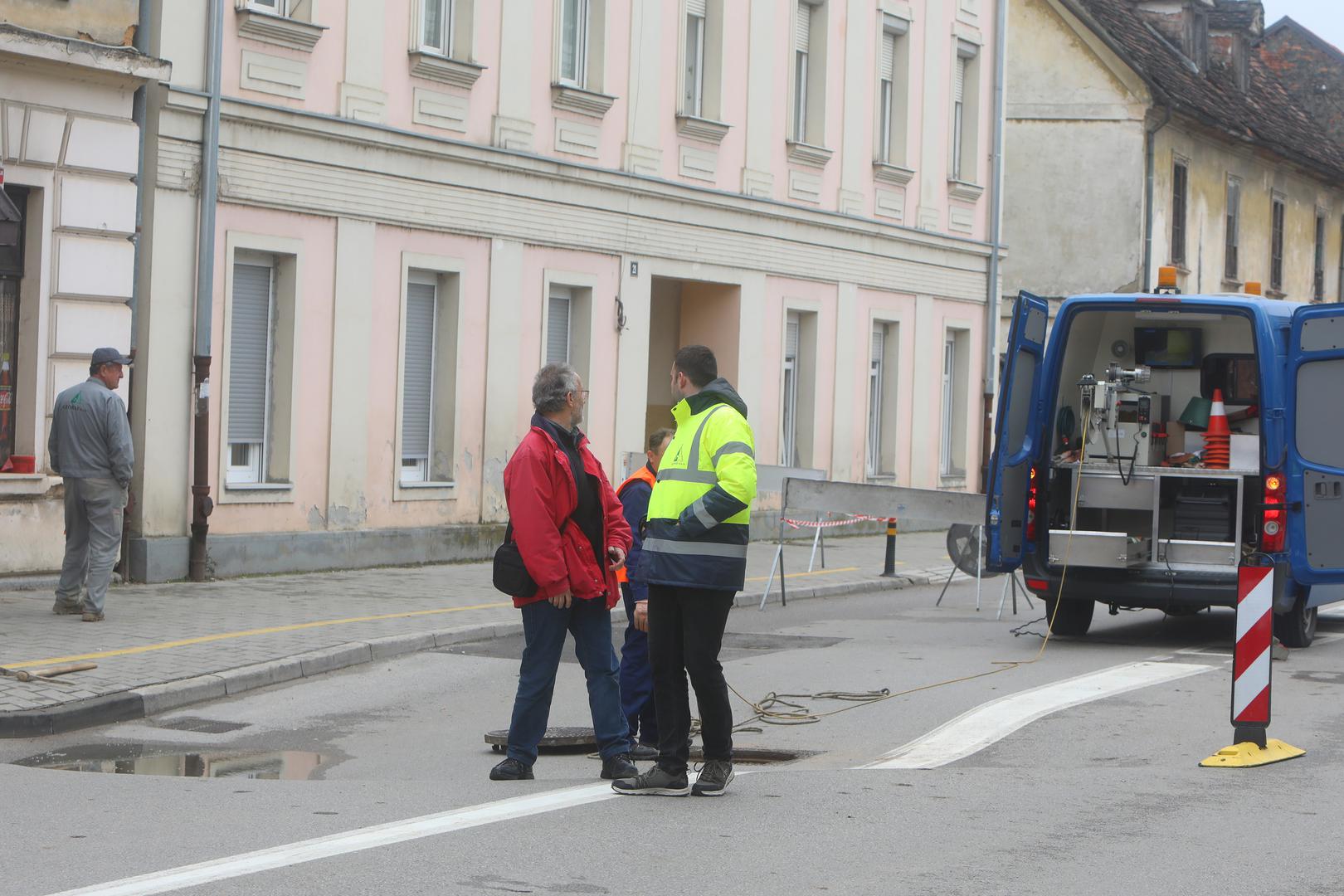 19.05.2023., Karlovac - Nakon obilnih kisa i visokog vodostaja rijeka doslo je do ulegnuca ceste u Ulici Rakovac. Zbog prijetnje od urusavanja ceste i opasnosti za zgradu radi se ispitivanje terena kako bi pocela sanacija. Photo: Kristina Stedul Fabac/PIXSELL