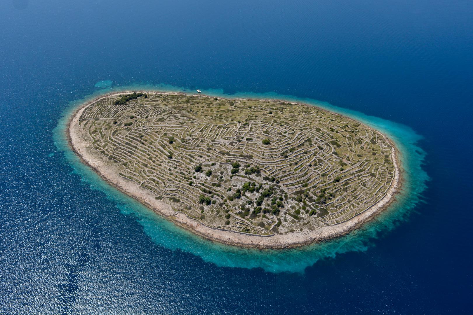 Zbog tih zidova, Bavljenac iz zraka izgleda poput divovskog otiska prsta, što ga čini atrakcijom za ljubitelje fotografije i dronova.