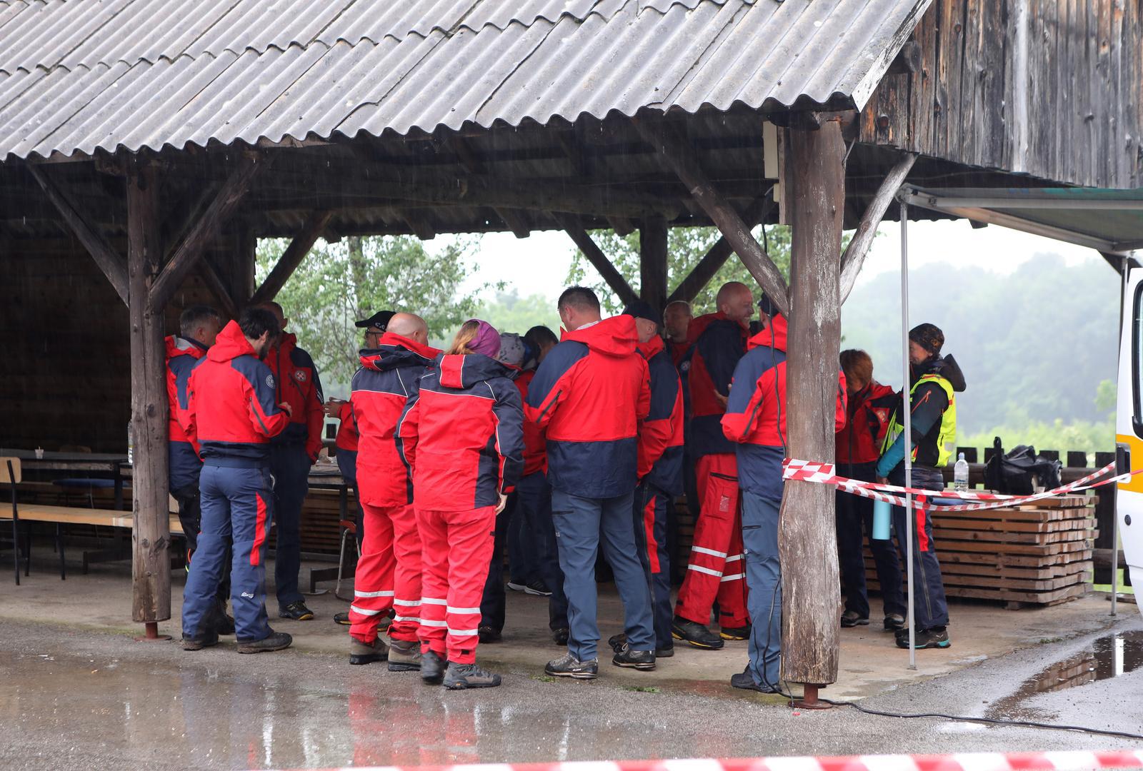 29.05.2022., Slusnica - U lovackom dom "Slusnica" nedaleko Slunja pripadnici HGSS-a organiziraju potragu za nestalim zrakoplovom. Photo: Tomislav Miletic/PIXSELL