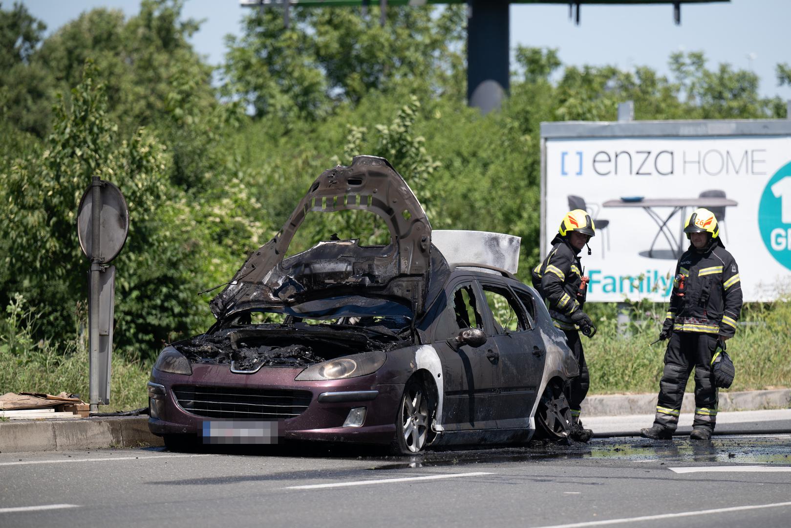 Materijalna šteta na automobilu je ogromna, a uzrok požara također zasad nije poznat. 