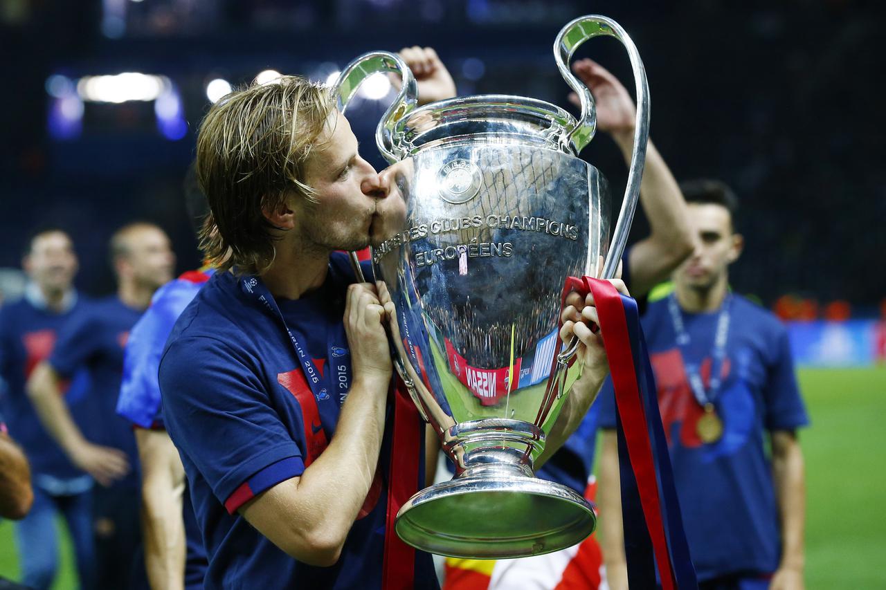 Football - FC Barcelona v Juventus - UEFA Champions League Final - Olympiastadion, Berlin, Germany - 6/6/15 Barcelona's Ivan Rakitic celebrates with the trophy after winning the UEFA Champions League Reuters / Darren Staples