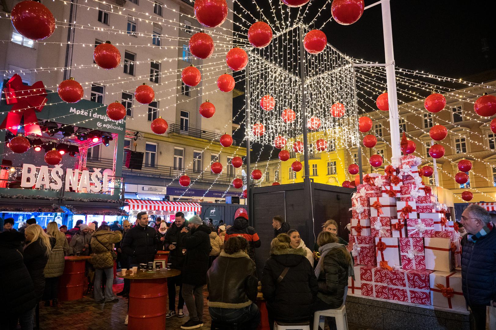 Zagreb, Hrvatska – Advent u Zagrebu: Advent u Zagrebu, koji je čak tri puta proglašavan najboljim adventom u Europi, poznat je po raznovrsnim događanjima i toploj atmosferi. Na Zrinjevcu i Trgu bana Jelačića posjetitelji mogu uživati u ledenim skulpturama, božićnim pjesmama, lokalnim specijalitetima i rukotvorinama. Blagdanski tramvaj i druge interaktivne atrakcije dodaju posebnu čar koja svake godine privlači brojne posjetitelje.