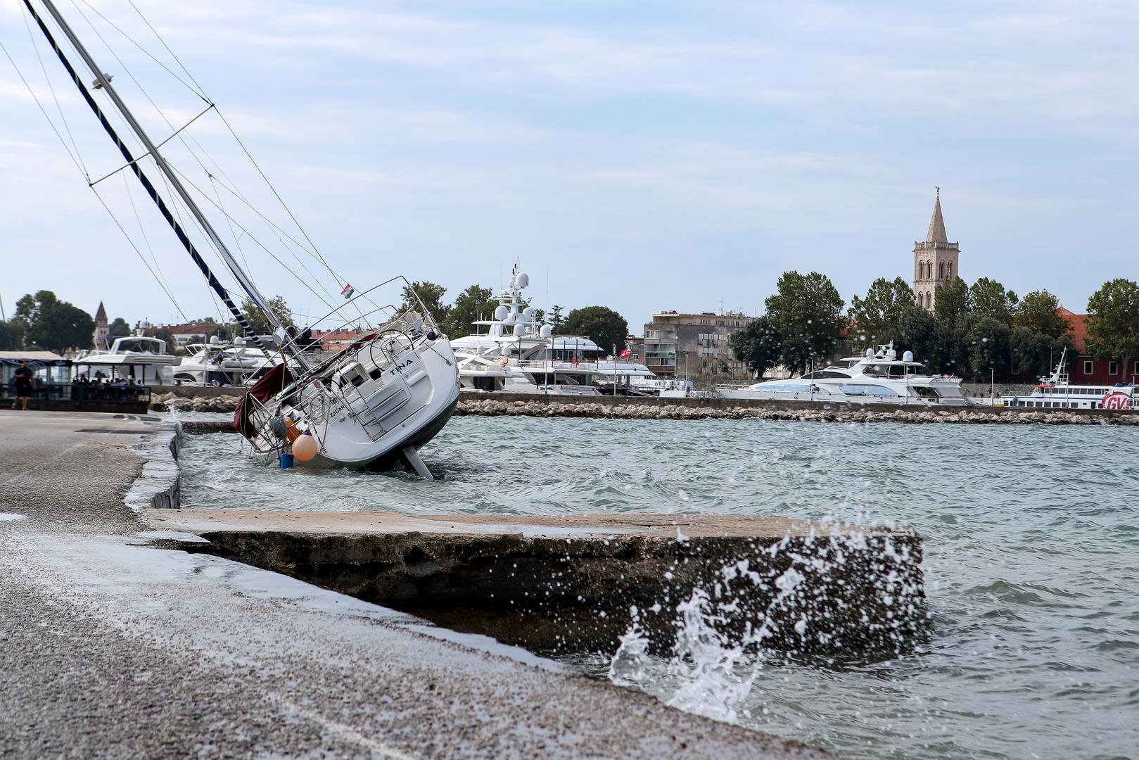 08.08.2024., Zadar - Nakon nevremena koje je nocas pogodilo Zadar nasukala se jedrilica. Photo: Sime Zelic/PIXSELL