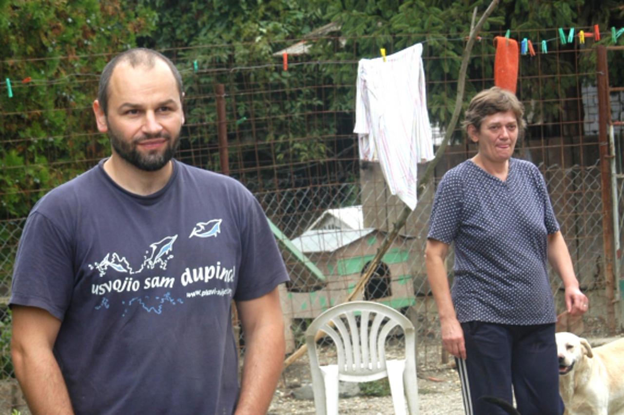 '16.08.2010., Bjelovar - Vladimir Posavec (L) plivackim je maratonom pomogao Udruzi Sapa koja skrbi o napustenim domacim zivotinjama  Photo: Damir Spehar/PIXSELL'