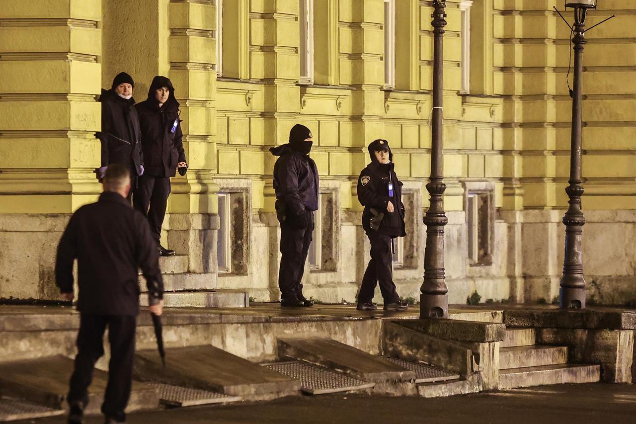 Zagreb: Noćas oko HNK nije bilo okupljanja mladih i policija je pojačala kontrole