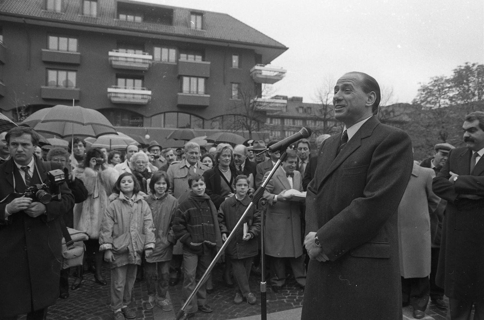 **SPECIAL FEE** **SPECIAL FEE** MILAN DUE, INAUGURATION OF THE MONUMENT BY SCULPTOR PIETRO CASCELLA, WITH SILVIO BERLUSCONI (MILAN - 1988-11-20, Mimmo Carulli / Fotogramma) ps the photo can be used in respect of the context in which it was taken, and without defamatory intent of the decency of the persons represented Editorial Usage Only Photo: Mimmo Carulli / Fotogramma/IPA