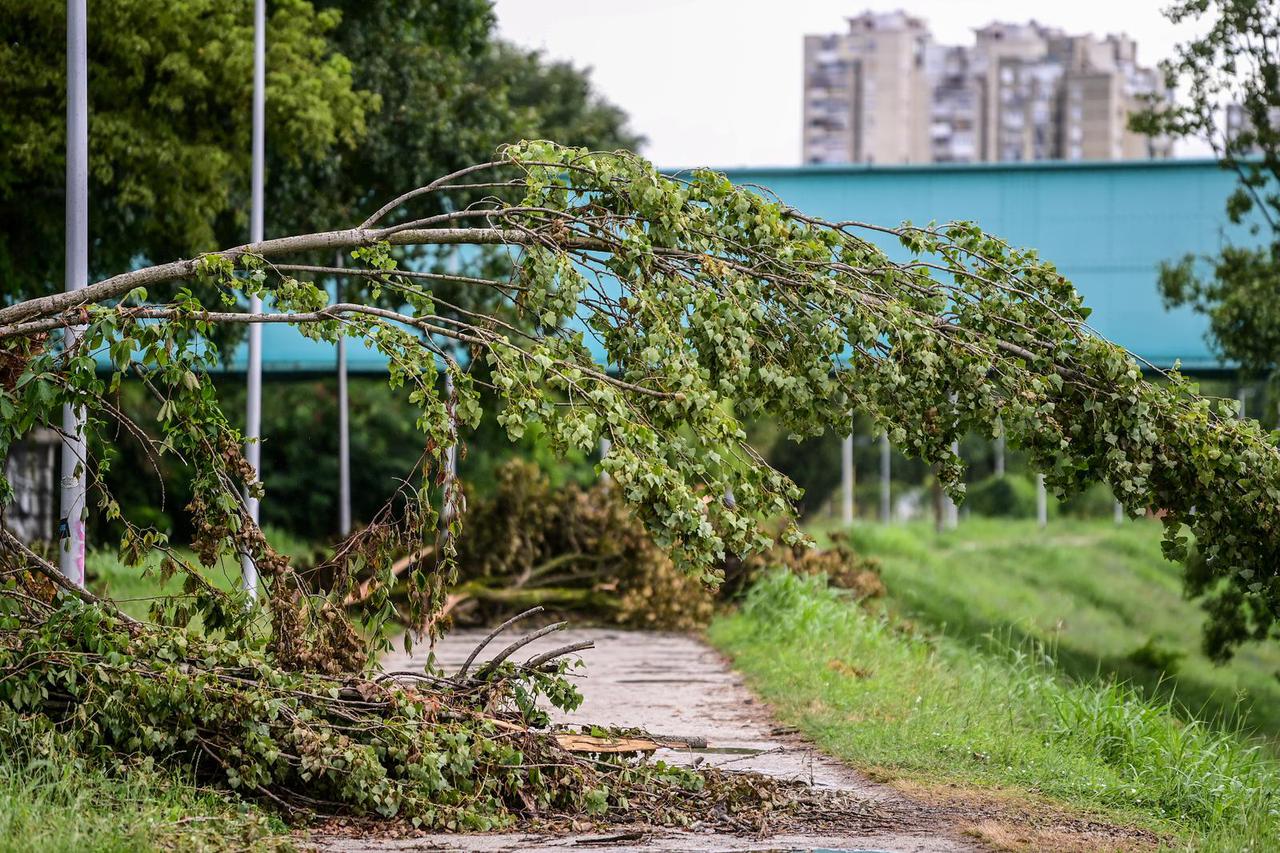 Zagreb: Nasip uz Savu i dalje pun prepreka nakon jakog nevremena