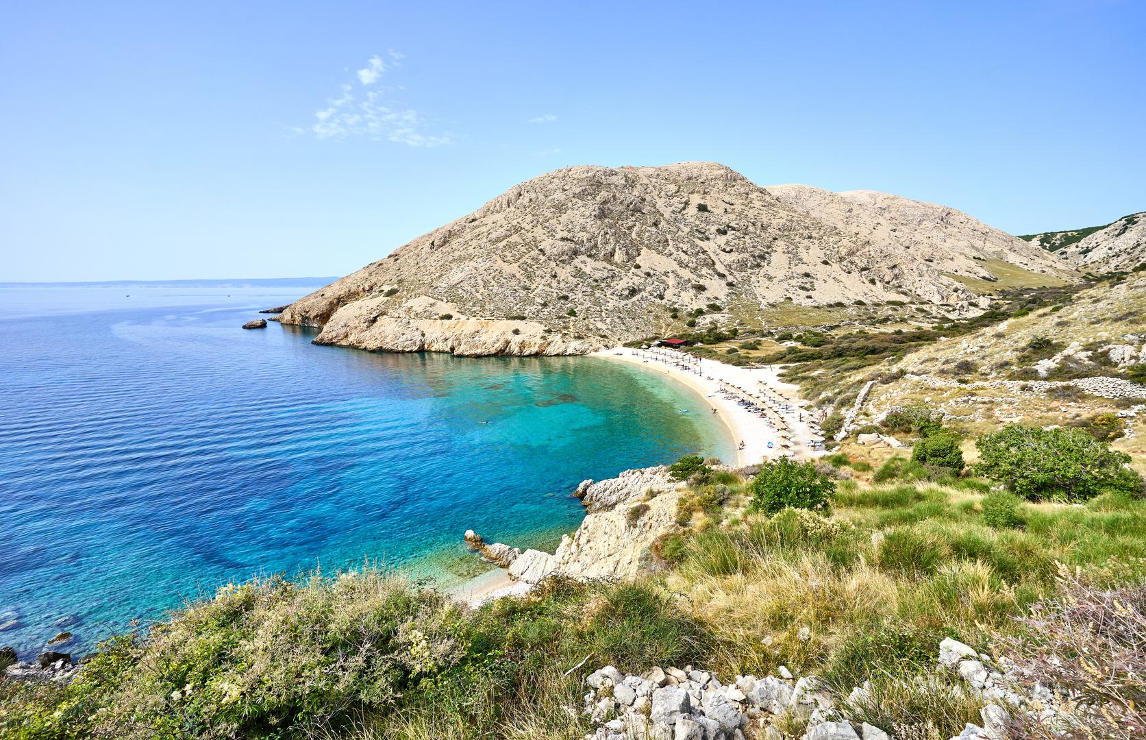 Plaža Oprna: Posljednja hrvatska plaža s liste našla se na 18. mjestu, a smještena je u zaljevu u neposrednoj blizini Stare Baške na otoku Krku. Iako slovi za jednu od najnepristupačnijih plaža, mnogi je smatraju jednom od najljepših, a CNN ju je svrstao među 11 najboljih plaža u Hrvatskoj.