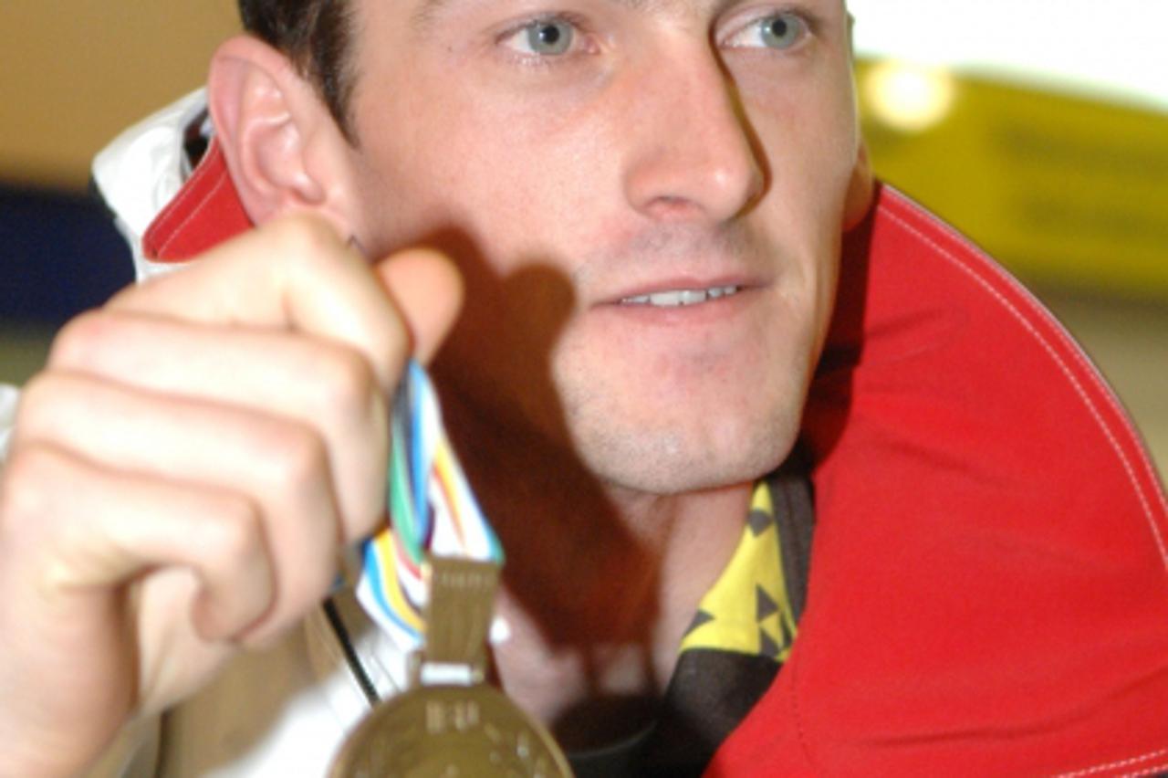 '23.02.2009.....Zagreb...spo......Zracna luka Pleso.Jakov Fak sletio je u zracnu luka s broncanom medaljom sa svjetskog prvanstva u biatlonu koje se odrzalo u Juznoj Koreji.Photo:Marko Prpic/Vecernji 