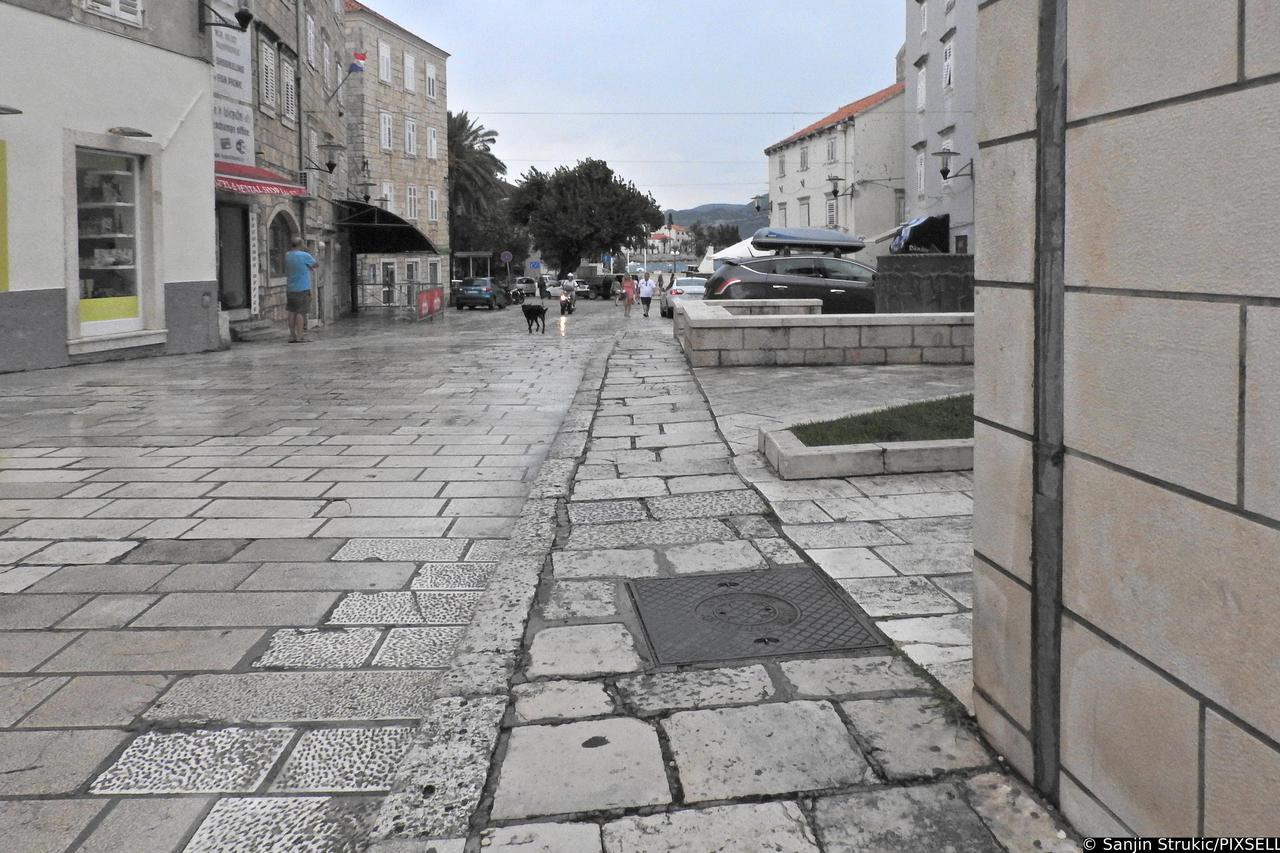 Korčula: Kiša i tmurni oblaci ispraznili gradske ulice