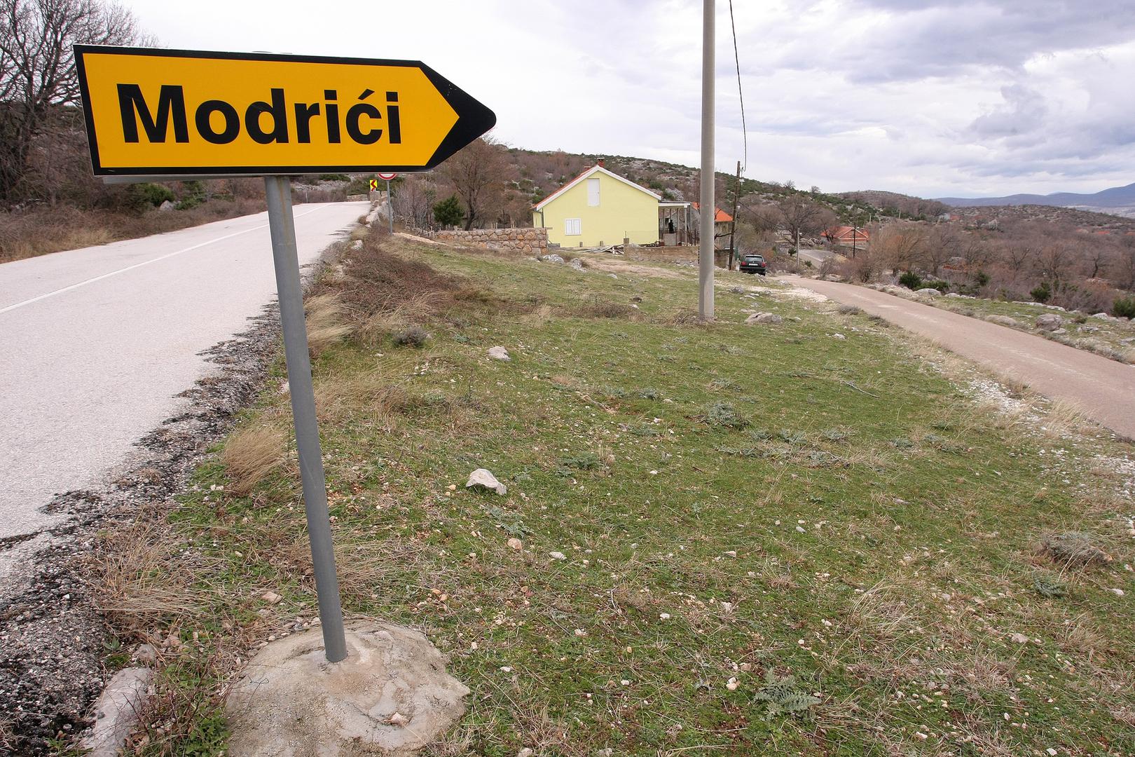 Samo 32 godine nakon zločina u Zatonu Obrovačkom, u kojem je 18. studenog 1991. ubijeno 6 seljana
hrvatske nacionalnosti, a među njima i 61-godišnji Luka Modrić, djed tada šestogodišnjeg Luke, danas
jednog od najboljih hrvatskih sportaša u povijesti, DORH je uspio iz ladice izvaditi spis i napraviti ono
što je trebao davno. Podignuti optužnicu