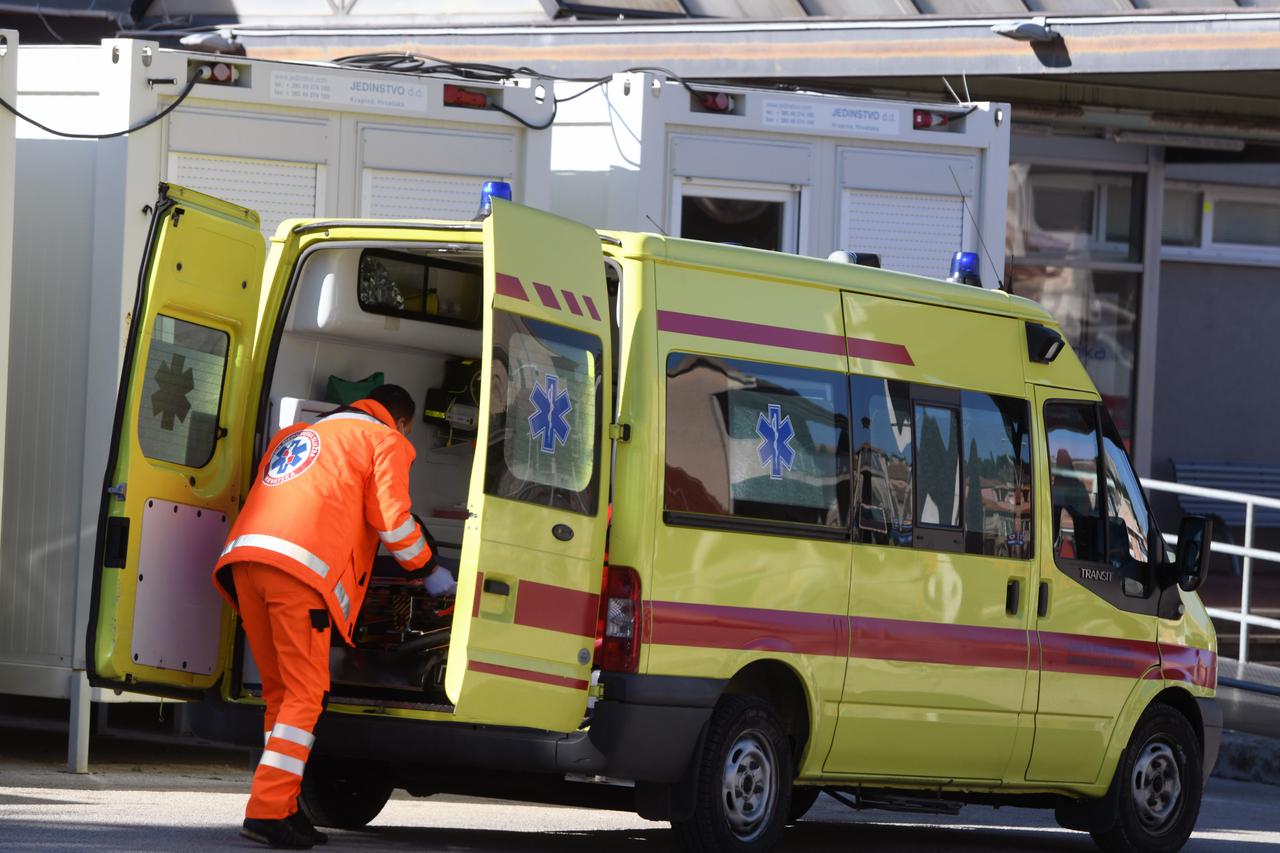 Šibenik: Tim Hitne medicinske pomo?i ispred bolnice