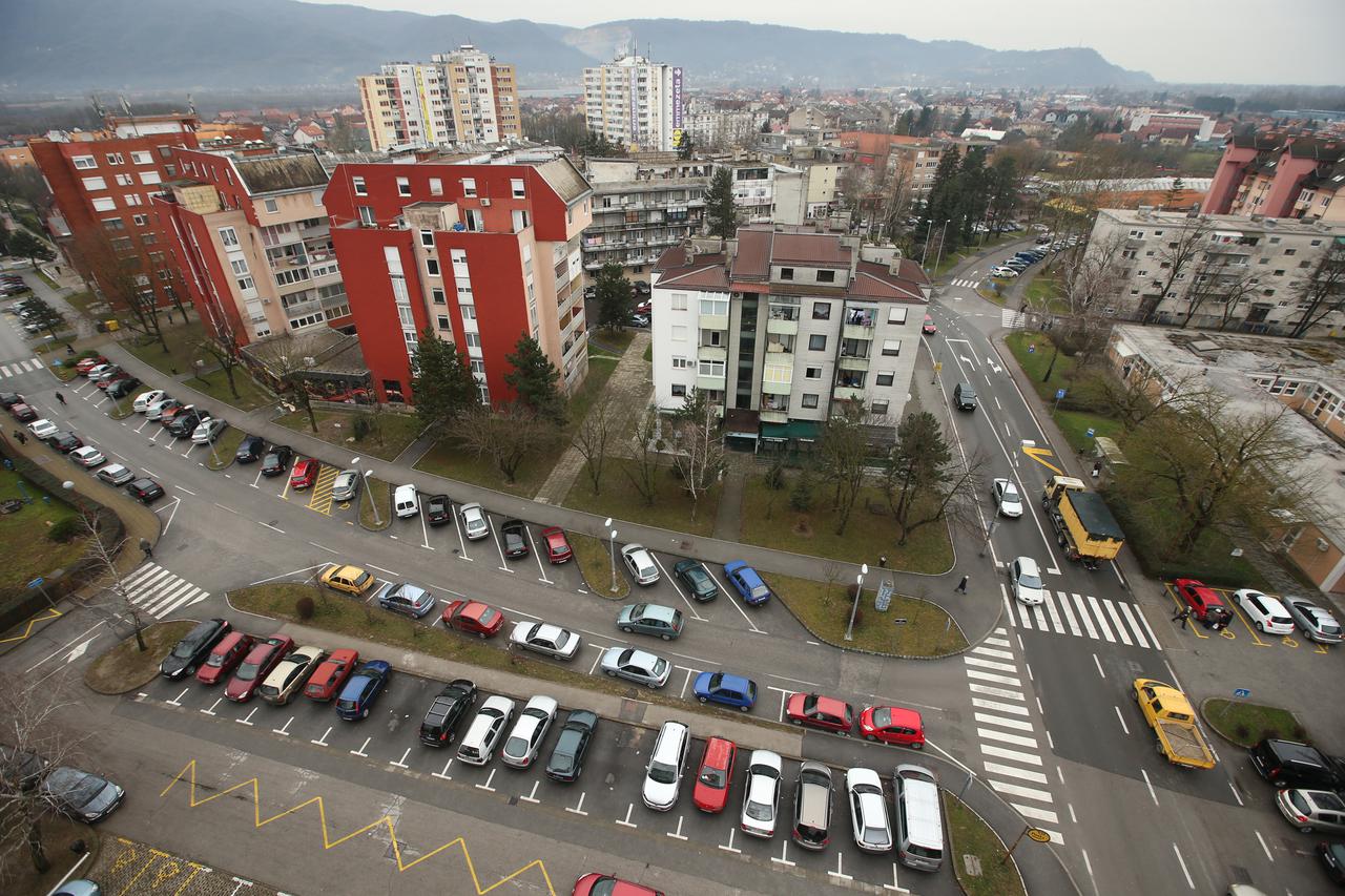 16.02.2016., Zapresic - Grad Zapresic od sljedeceg mjeseca zapocinje naplatu parkiranja vozila u centru grada. Do sada je parkiranje bilo besplatno, a cijena parkiranja od ozujka mjeseca biti ce 3 kune po satu. Dio gradajana odobrava, a dio je protiv skor