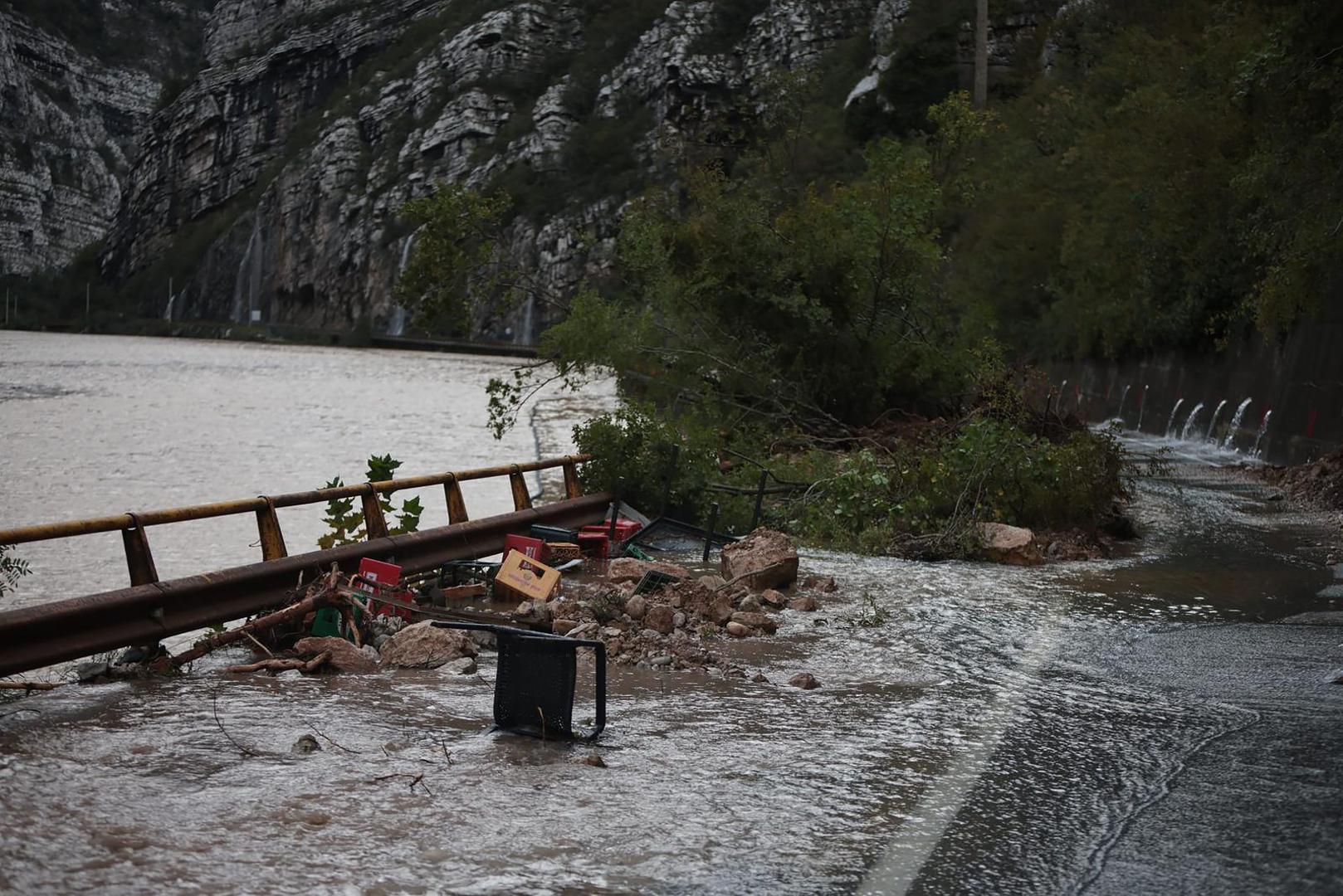 Jablanica je općina koja je najviše pogođena poplavama, a veliki broj obiteljskih kuća srušen je u naletu bujica u trenutku dok su se u njima nalazili mještani. Prema najnovijim informacijama, u poplavama je poginuo 15 osoba, a deseci su ozlijeđeni ili se vode kao nestali.

