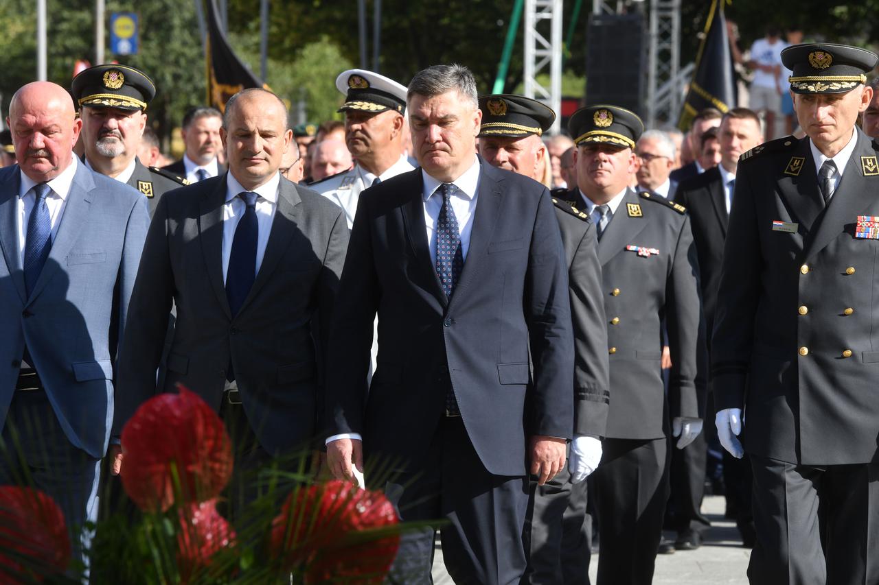 Knin: Zoran Milanović položio je vijenac i zapalio svijeću ispred Spomenika hrvatske pobjede “Oluja '95“ 