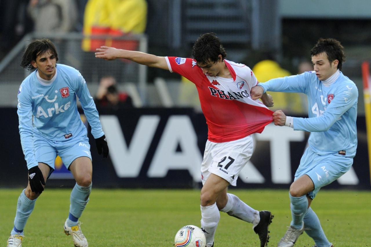 \'Gianluca Nijholt (C) of FC Utrecht fights for the ball with Dario Vujicevic (R) and Bryan Ruiz (L) of FC Twente during the Dutch Premier league game Utrecht-Twente (0-0), in Utrecht, on January 17,2