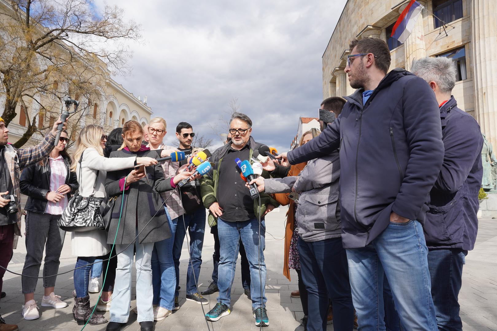 09.03.2023., Banja Luka, Bosna i Hercegovina – Novinari odrzali pres konferenciju ispred Palate Republike, sjedista Milorada Dodika, predsjednika Republike Srpske, povodom ostecenja automobila dvojice novinara iz Banjaluke, ali Dodikovog etiketiranja novinara kao i najave dekriminalizacije klevete a samim time i ugrozavanjem medijskih sloboda. Na konferenciji su govorili Sinisa Vukelic, urednik portala Kapital i predsjednik Kluba novinara Banjaluka, Nikola Moraca, novinar portala Srpskainfo, i Aleksandar Trifunovic, urednik portala Buka. Photo: Dejan Rakita/PIXSELL