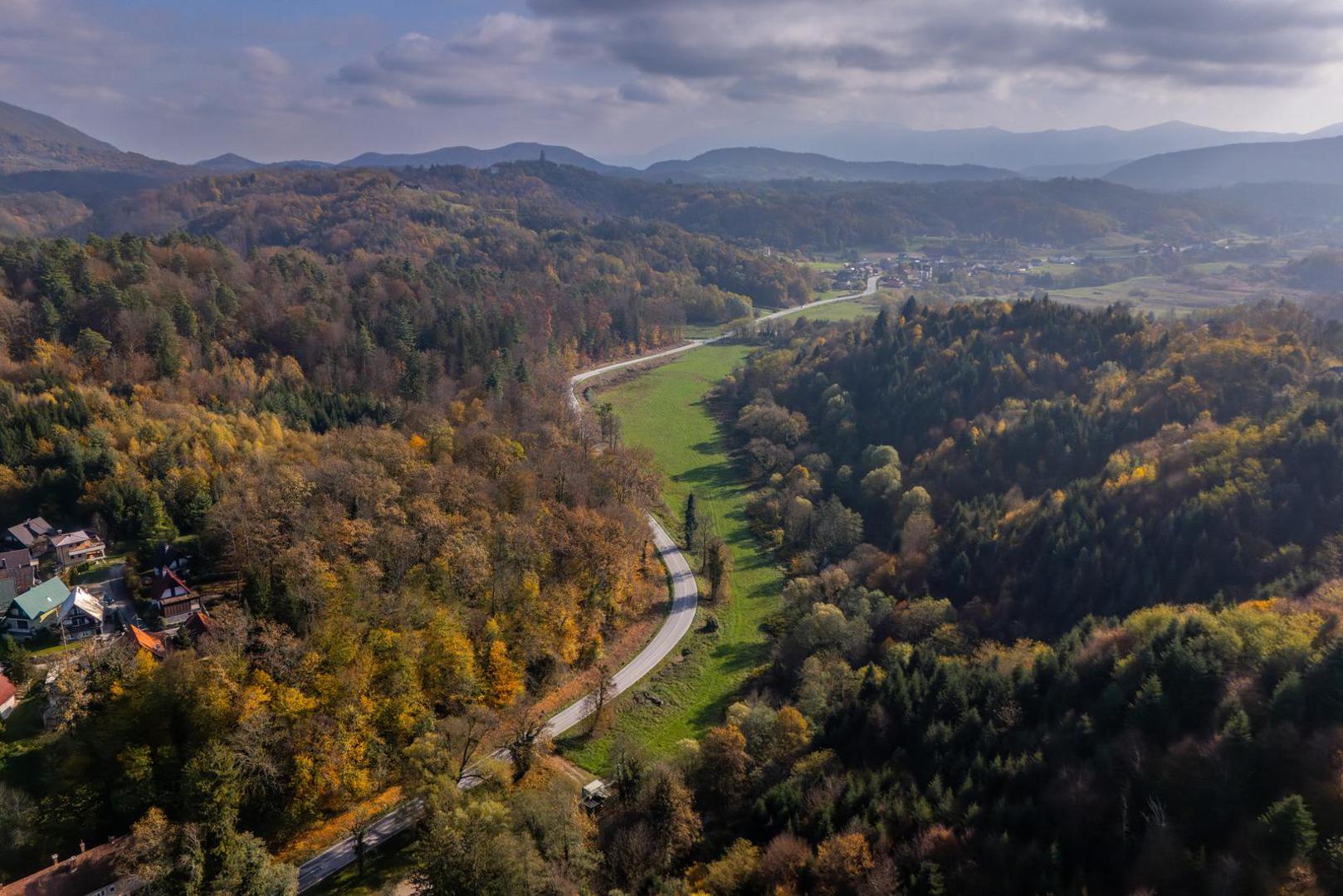 Jezero, koje je bilo ispražnjeno zbog opsežnih radova na obnovi i održavanju, sada je ponovno zablistalo i postalo jedno od najljepših i najromantičnijih izletišta u Hrvatskoj.