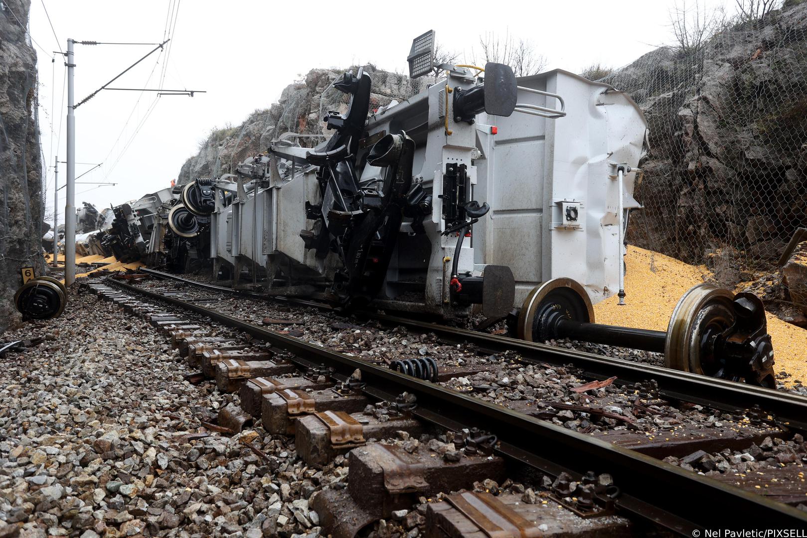 12.12.2023.., Rijeka -  Izmedju kolodvora Meja i Skrljevo jucer je  je do sudara teretnog vlaka prijevoznika Rail Cargo Carrier - Croati i pruznog vozila TMD HZ Infrastrukture.Danas je pocelo je izvlacenje vlaka Photo: Nel Pavletic/PIXSELL