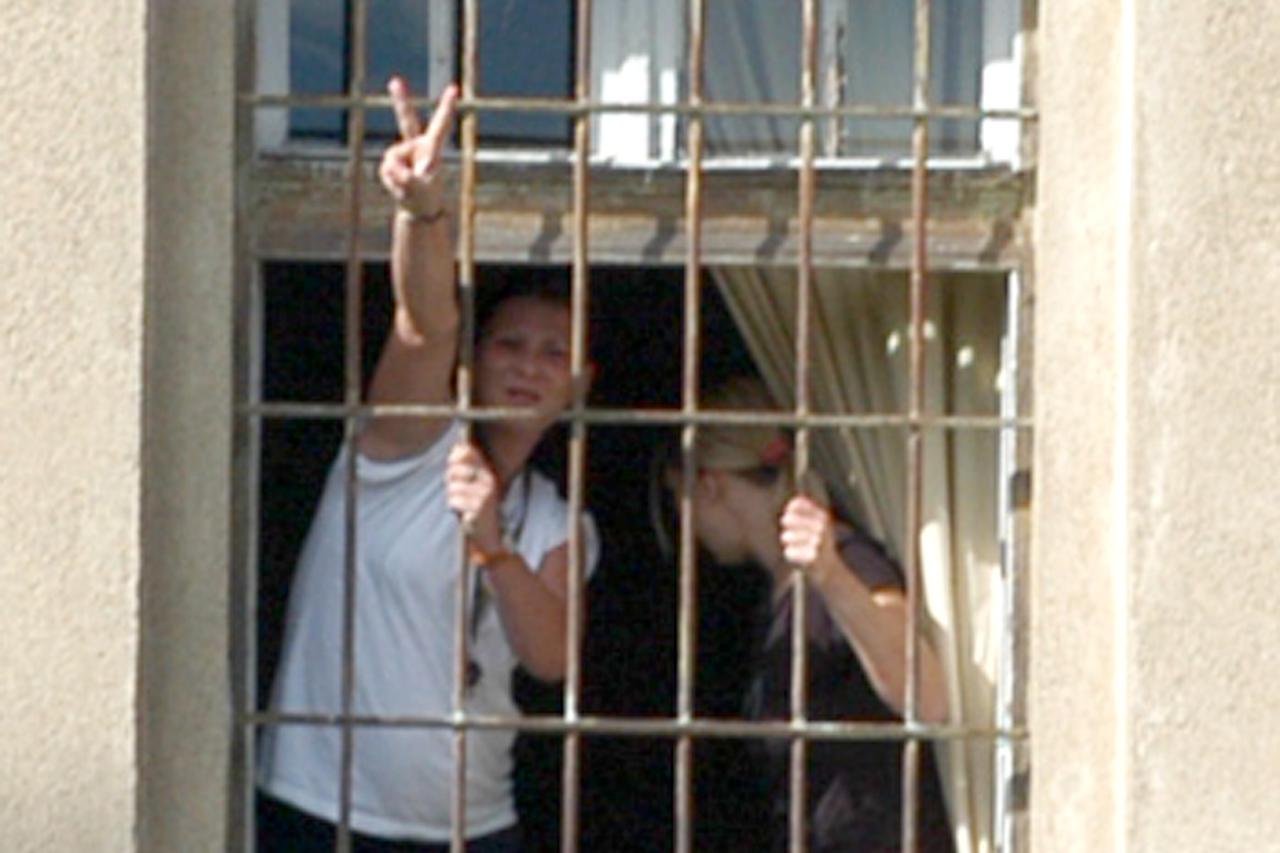 27.08.2010., Pozega - Zatvor za zene u Pozegi gdje prosvjeduju zatvorenice. Pojavile su se na prozoru kaznionice s plahtom i natpisom 