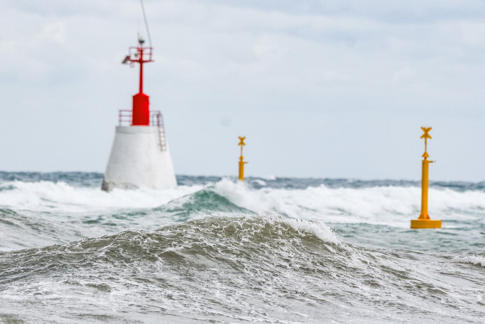 12.09.2024., Umag - Kisa je prvo potopila neke dijelove Umaga, a poslije je jak vjetar izmamio znatizeljne turiste i surfere na more. Photo: Srecko Niketic/PIXSELL